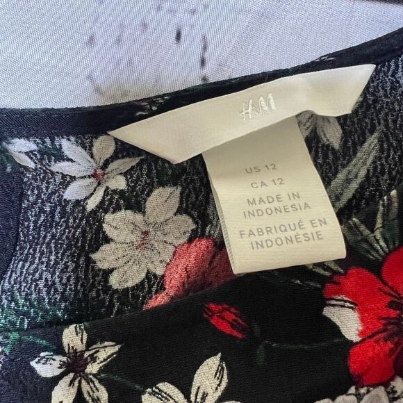 H&M Navy Floral Long Sleeve Blouse Red White Flowers Romantic Top US 12 - Picture 3 of 5